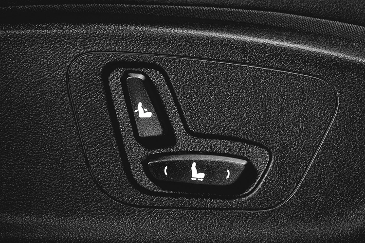 08_convenient-electric-front-seat-adjuster